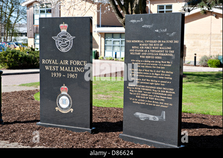 Monuments commémoratifs pour les aviateurs qui étaient en poste à l'aérodrome de la RAF West Malling, Kent, UK Banque D'Images