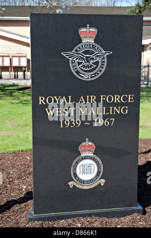 Mémorial aux aviateurs qui étaient en poste à l'aérodrome de la RAF West Malling, Kent, UK Banque D'Images