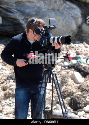 Caméraman de filmer avec un reflex numérique Canon, UK 2013 Banque D'Images