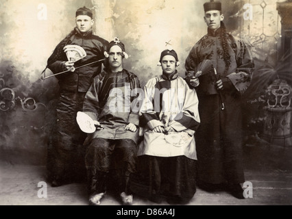 Soldats britanniques en costume chinois Banque D'Images