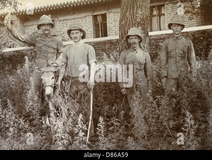 Des soldats britanniques avec un âne en Chine Banque D'Images