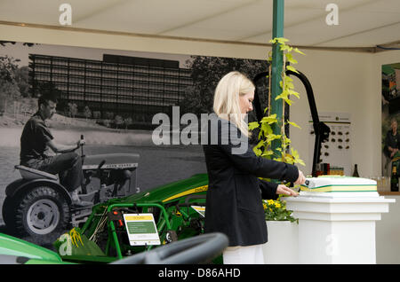 Zara Phillips coupe le gâteau pour célébrer les 50 ans de John Deere au RHS Chelsea Flower Show, Londres, Royaume-Uni le 20 mai 2013 Journée de la presse. John Deere a commencé à produire des tondeuses à gazon et les tracteurs de jardin en 1963. Banque D'Images