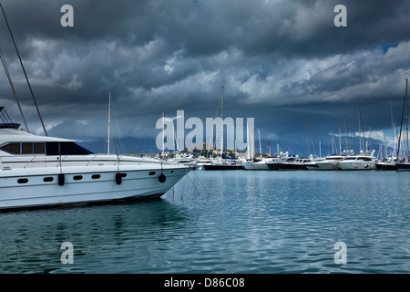 Yachts amarrés dans la marina de Gouvia, Corfu, Grèce. Banque D'Images