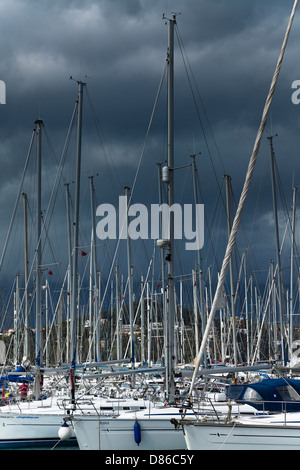 Yachts amarrés dans la marina de Gouvia, Corfu, Grèce. Banque D'Images