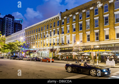 Quartier d'entrepôts dans la région de Cleveland, Ohio, est une destination de nuit Banque D'Images