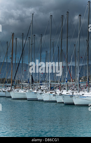 Yachts amarrés dans la marina de Gouvia, Corfu, Grèce. Banque D'Images