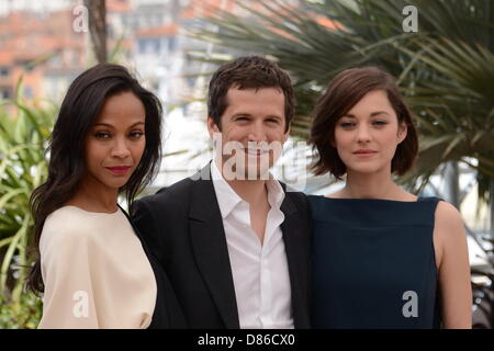 Cannes, France. 20 mai, 2013. (L-R) L'actrice Zoe Saldana, réalisateur et acteur Guillaume Canet et l'actrice Marion Cotillard assister à la photocall pour "liens de sang" lors de la 66e Assemblée annuelle du Festival du Film de Cannes au Palais des Festivals le 20 mai 2013 à Cannes, France. (Crédit : Crédit : Image/ZUMAPRESS.com/Alamy Injimbert Frederick Live News) Banque D'Images