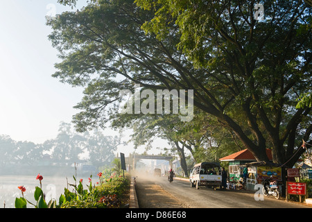 Point de contrôle à City Gate, Nyaung Shwe, Myanmar Banque D'Images