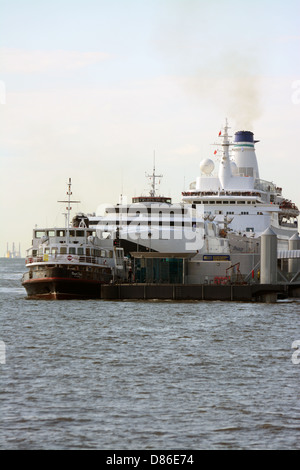 Ferry Mersey et catamaran de croisière Fleuve Mersey Pier Head à Liverpool Banque D'Images