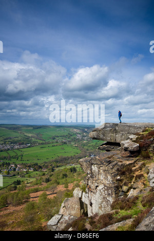 Randonneur sur Curbar Edge dans le parc national de Peak District, dans le Derbyshire, Angleterre, RU Banque D'Images