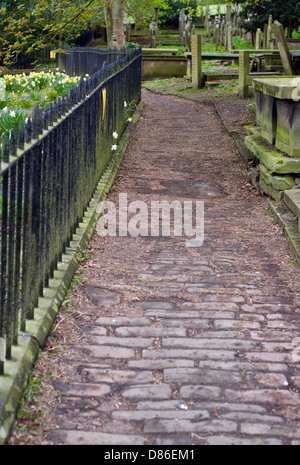 Chemin dans le cimetière à côté du Bronte Parsonage Museum à Haworth, West Yorkshire, England, UK Banque D'Images