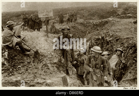 Occupant une position allemande dans la région de la somme 1917 Banque D'Images