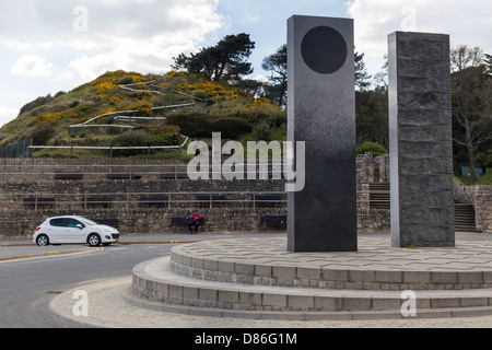 Approche Boscombe Pier rond-point avec une sculpture en granit par Simon Hitchens Banque D'Images