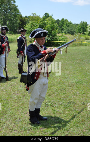 Une démonstration d'armes à feu utilisées dans la Révolution américaine. Banque D'Images