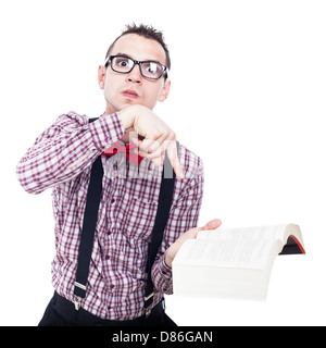 Angry nerd man holding book et de pointage, isolé sur fond blanc Banque D'Images
