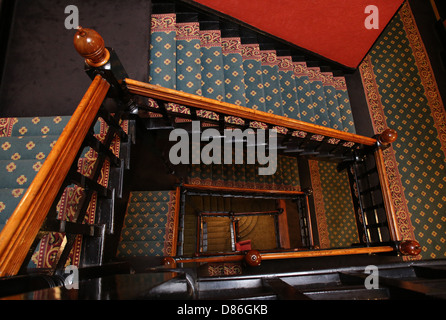 Un escalier dans le Crescent Hotel à Eureka Springs, Arkansas. Banque D'Images