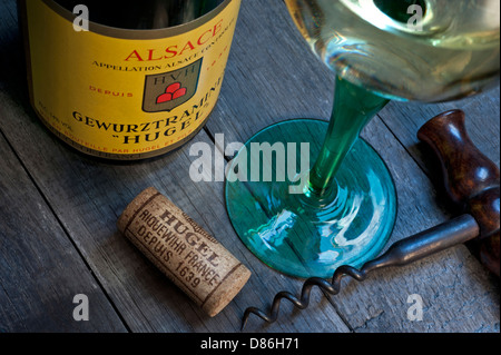 HUGEL Gewurztraminer bouteille de vin blanc verre et liège dans Cellar cave de vinification dégustation de vin situation du producteur renommé 'Hugel' Riquewihr Alsace France Banque D'Images