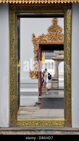 Détail architectural avec les touristes à la marche du complexe du temple de Wat Pho à Bangkok, Thaïlande. Banque D'Images