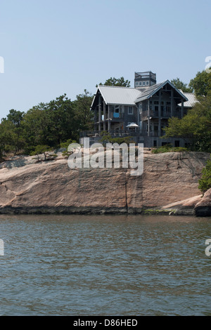 Les habitations sont construites près de l'eau sur la rive de l'île rocheuse de Long Island Sound, Connecticut USA. Banque D'Images