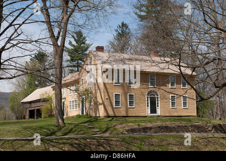 Période coloniale accueil dans la ville historique de Deerfield Au Massachusetts au printemps. Banque D'Images