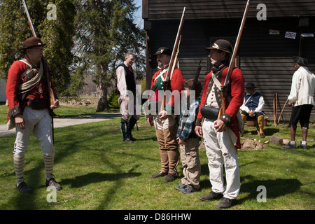 Les hommes et garçon reenact pratiquer à faire du bénévolat pour la milice pour combattre la guerre révolutionnaire dans la ville historique de Deerfield au Massachusetts. Banque D'Images