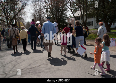 Les visiteurs le long de la piste à la fin de la parade marquant le début de la guerre d'indépendance dans la ville historique de Deerfield au Massachusetts Banque D'Images