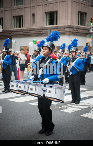 All-City Marching Band sur Madison Avenue à Manhattan le samedi 18 mai 2013 pour la Turkish-American Day Parade. Banque D'Images