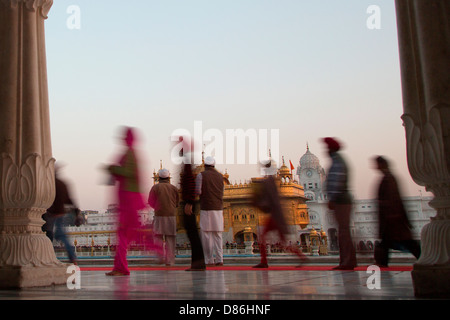 L'Inde, Punjab, Amritsar, Sikh pèlerins visitent le temple d'or avant l'aube Banque D'Images