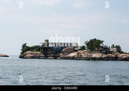 Les habitations sont construites près de l'eau sur la rive de l'île rocheuse de Long Island Sound, Connecticut USA. Banque D'Images