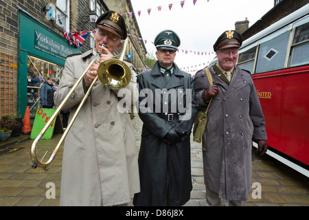 Deux hommes en uniformes de l'armée américaine, l'un jouant un trombone, avec un homme en uniforme de l'Armée de l'Allemagne. Haworth 1940 week-end, mai 2013. Banque D'Images
