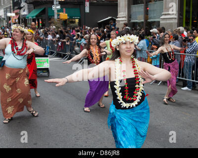 NEW YORK, USA - 18 MAI 2013 : Les membres du groupe de danses de Polynésie danse sur Broadway a Parade de danse 7e de New York Banque D'Images