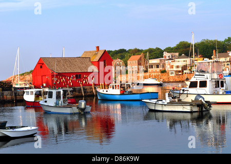 Rockport Harbor sereine avec motif # 1 la célèbre cabane rouge symbole de la ville, entouré de bateaux. Banque D'Images