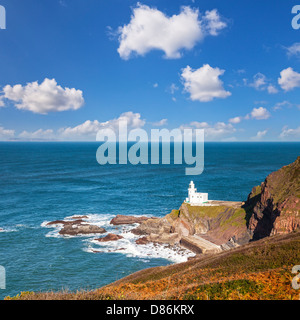 Le phare à Hartland Point, sur la côte nord du Devon, en Angleterre, en automne. Banque D'Images