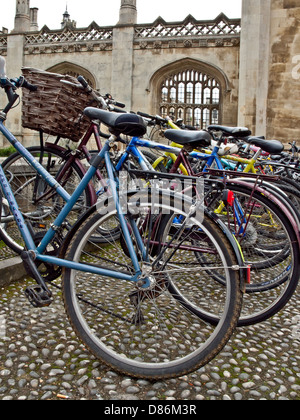 Bicyclettes garées en face de bâtiment de l'Université de Cambridge, Royaume-Uni Banque D'Images