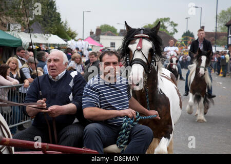 Wickham, Hampshire, Royaume-Uni, le 20 mai 2013. Le quartier historique de Wickham Foire aux chevaux a lieu dans le centre de la ville, attacting beaucoup de personnes de l'UK et Irlandais communautés nomades qui se rassemblent chaque année pour les gypsy cobs et chevaux de trot. La place de la ville est titulaire d'une fête foraine et rues sont fermées pour l'affichage et le trading. Sagar-Musgrave Crédit : Rupert / Alamy Live News Banque D'Images