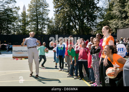 Le président américain Barack Obama réagit à un lancer raté sur la Maison Blanche de basket-ball le 1 avril 2013 à Washington, DC. Le Président a participé à une clinique avec des enfants et les joueurs de basket-ball professionnel dans le cadre de la Maison Blanche 2013 Aux Œufs de Pâques. Banque D'Images