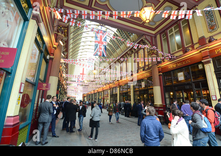 Les personnes qui boivent dans Leadenhall Market à Londres, au Royaume-Uni. Banque D'Images
