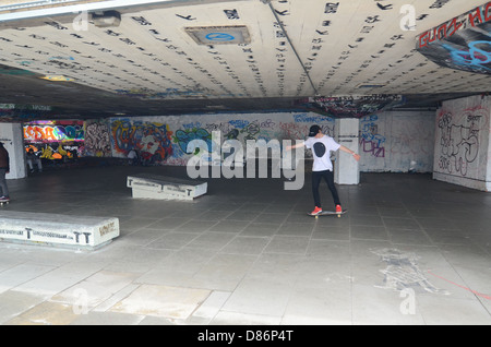 En utilisant les patineurs Undercroft skate park de Southbank, Londres. Le parc est sous la menace du réaménagement. Banque D'Images