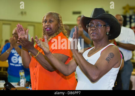 Detroit, Michigan, USA. 20 mai 2013. Après avoir promis d'assister à des représentants du gouvernement fédéral, des organismes de prêts hypothécaires Fannie Mae et Freddie Mac ne se sont pas présentés à une audience du peuple sur les saisies. Les résidents a témoigné que les deux organismes ont essayé de les forcer à quitter leur maison plutôt que de travailler pour une solution à la crise de forclusion. Les travailleurs de l'automobile participant à l'audience ont applaudi les résidents qui ont dit qu'ils allaient combattre pour rester dans leurs maisons. Crédit : Jim West / Alamy Live News Banque D'Images