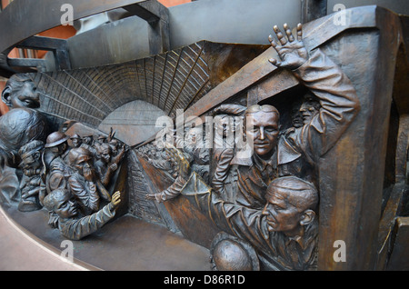 "Le lieu de rencontre' statue (conçu par l'artiste anglais Paul Day) à la gare de St Pancras International à Londres, au Royaume-Uni. Banque D'Images