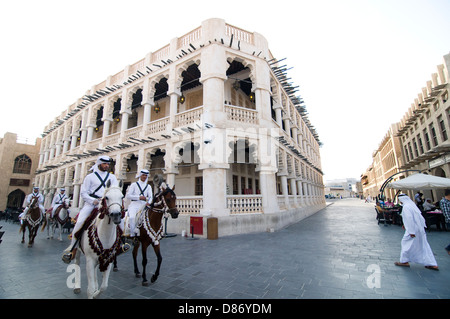 Fiers cavaliers arabes équitation leurs beaux chevaux arabes dans le vieux souk Waqif de Doha. Banque D'Images