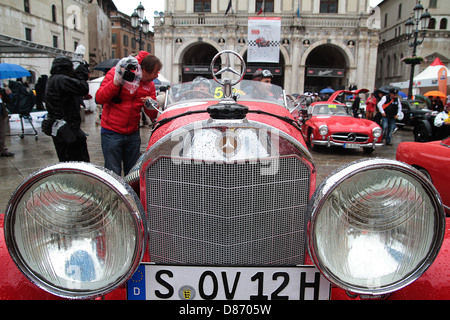 Un millésime 1930 710 Mercedes-Benz SS participe à la Mille Miglia 1000 km aller-retour de Brescia à Rome et retour. Banque D'Images