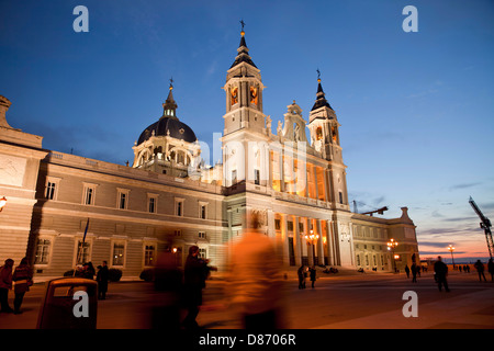 L'Allumé La Cathédrale Almudena Santa Maria la Real de la Almudena à Madrid la nuit, Espagne, Europe Banque D'Images