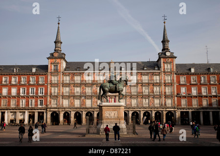 Statue en bronze du roi Philippe III au centre de la place Plaza Mayor, Madrid, Spain, Europe Banque D'Images