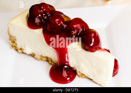 Tranche de gâteau au fromage blanc cerise sur la plaque. Banque D'Images