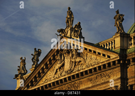 L'Allemagne. Munich. Le Justizpalast Munich (Palais de Justice). Style Néo-baroque. Façade. Fronton sculpté. Banque D'Images