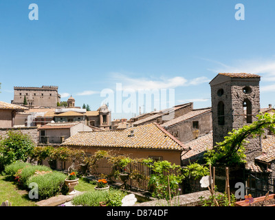 Une vue de dessus de toit dans la cité médiévale au sommet d'une colline de la ville de Soriano nel Cimino, Ombrie, Italie Banque D'Images