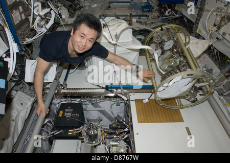 ISS-20 Koichi Wakata travaille dans le laboratoire Columbus.jpg Banque D'Images