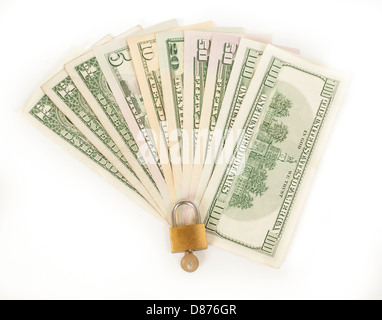 American dollars en espèces avec cadenas isolé sur un fond blanc concept verrouillé la sécurité financière Banque D'Images
