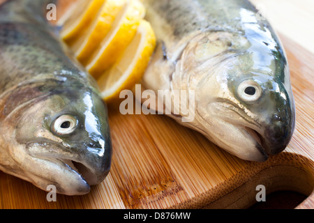 Le poisson frais sur une planche à découper Banque D'Images